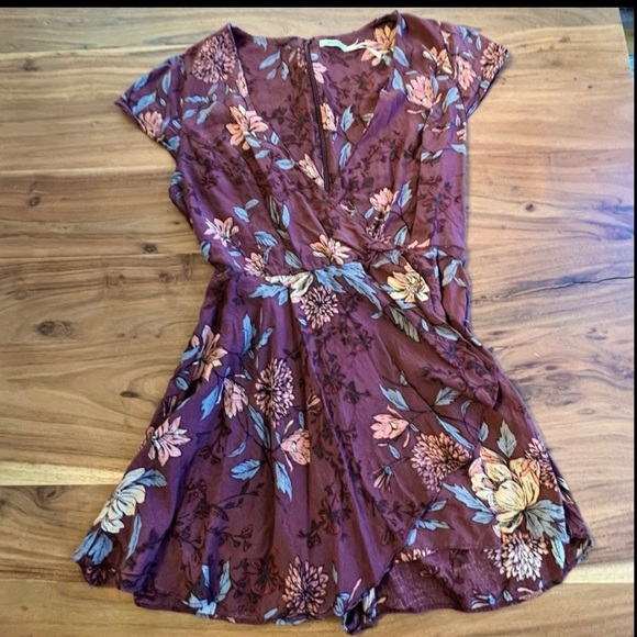 3/$30 🌸 UO Kimchi Blue - Maroon Floral Anita Romper, Size 6 - Picture 3 of 8